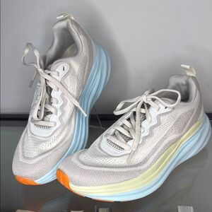 Avis Women’s Comfort Performance Sneaker size 9